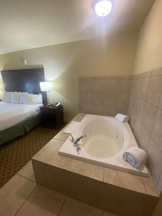 Cobblestone Hotel & Suites - Broken Bow エクステリア 写真